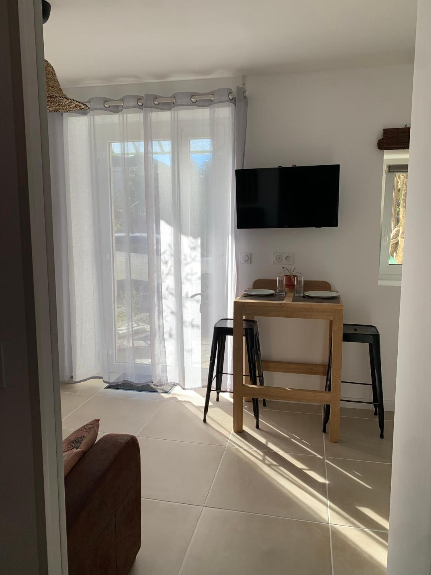 Studio Moderne Cozy Apartment Ribaute-les-Tavernes Bagian luar foto